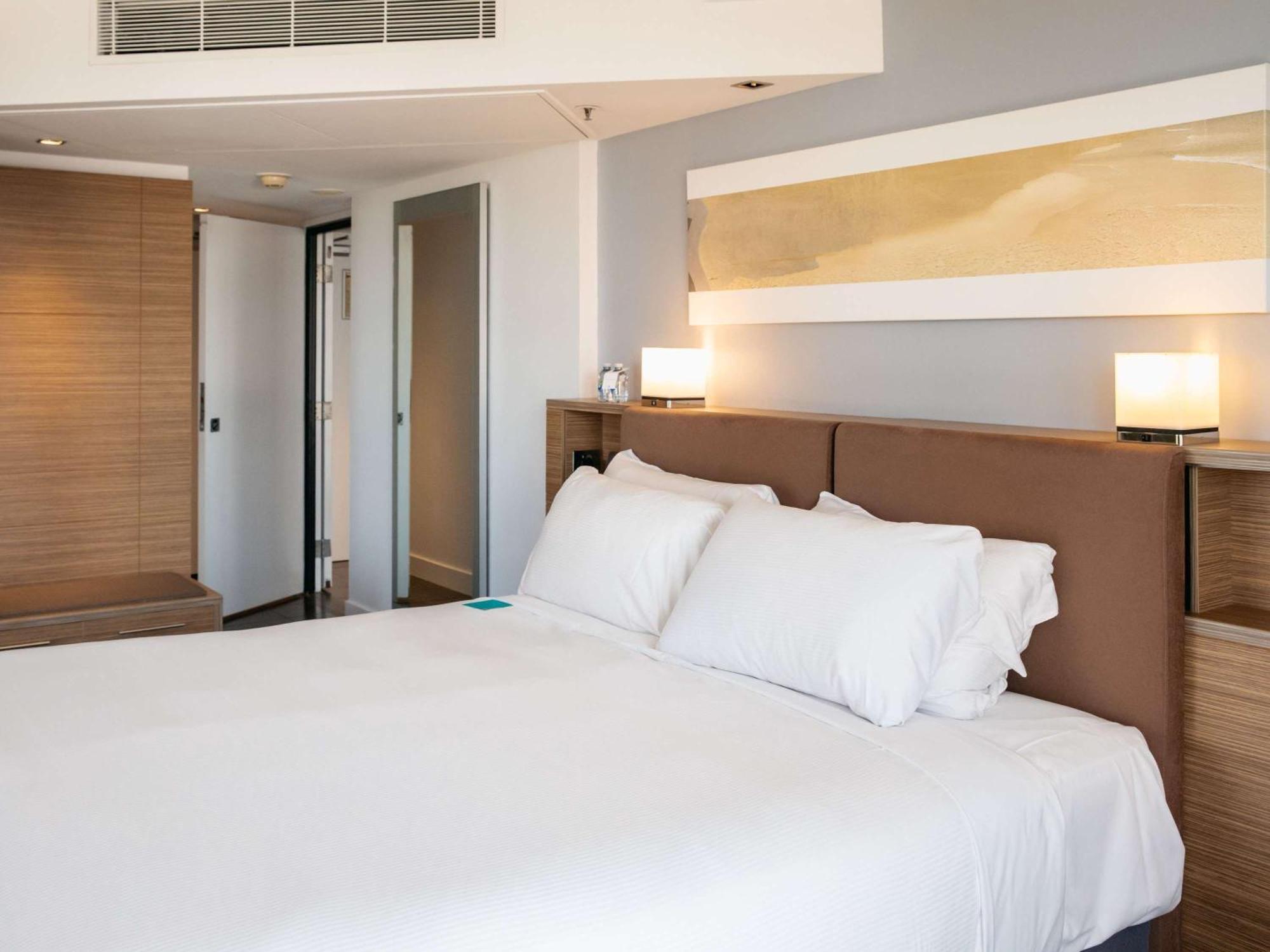 Sofitel Gold Coast Broadbeach Exterior foto A bedroom in a hotel