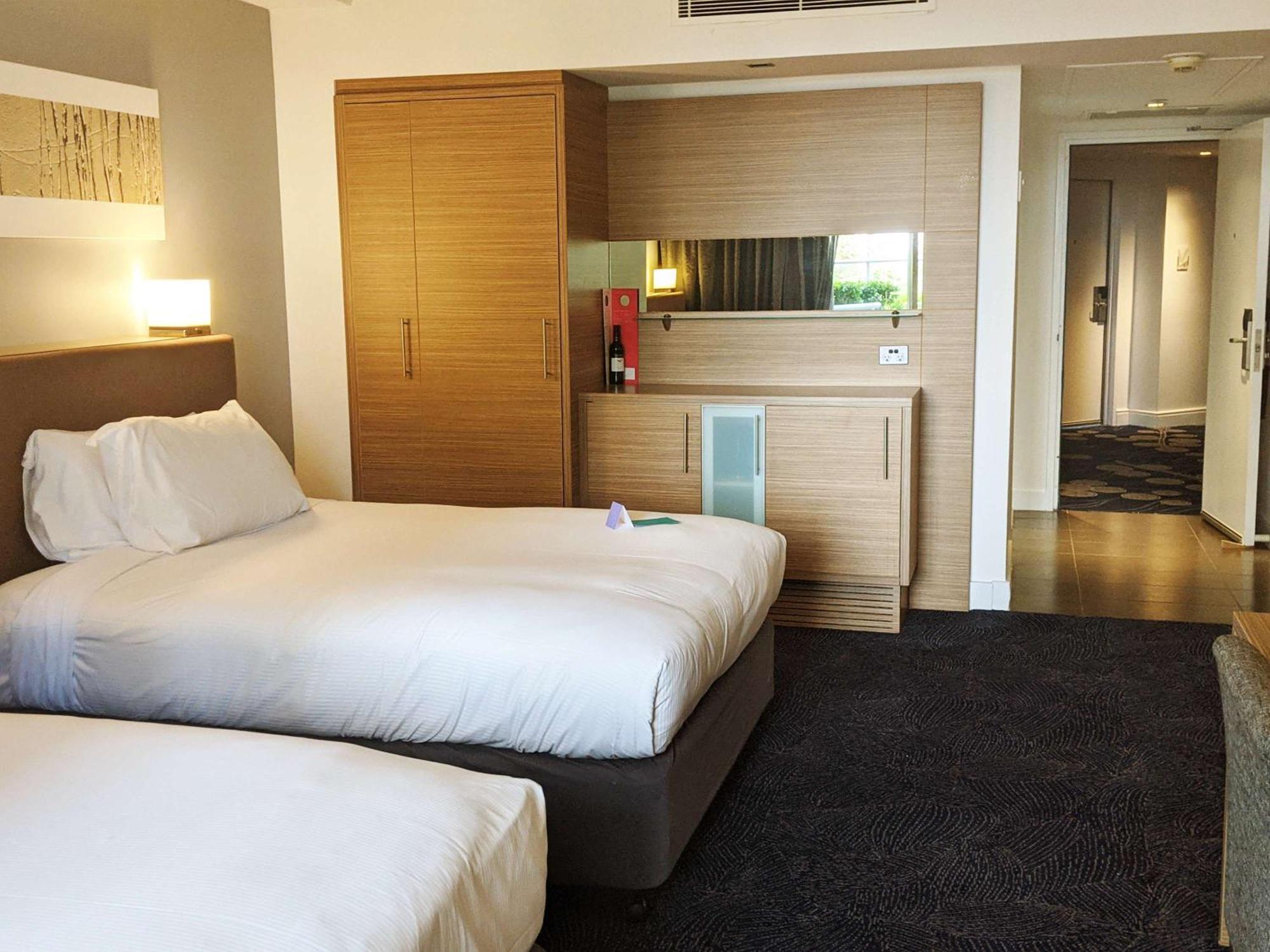 Sofitel Gold Coast Broadbeach Exterior foto A room at the hotel
