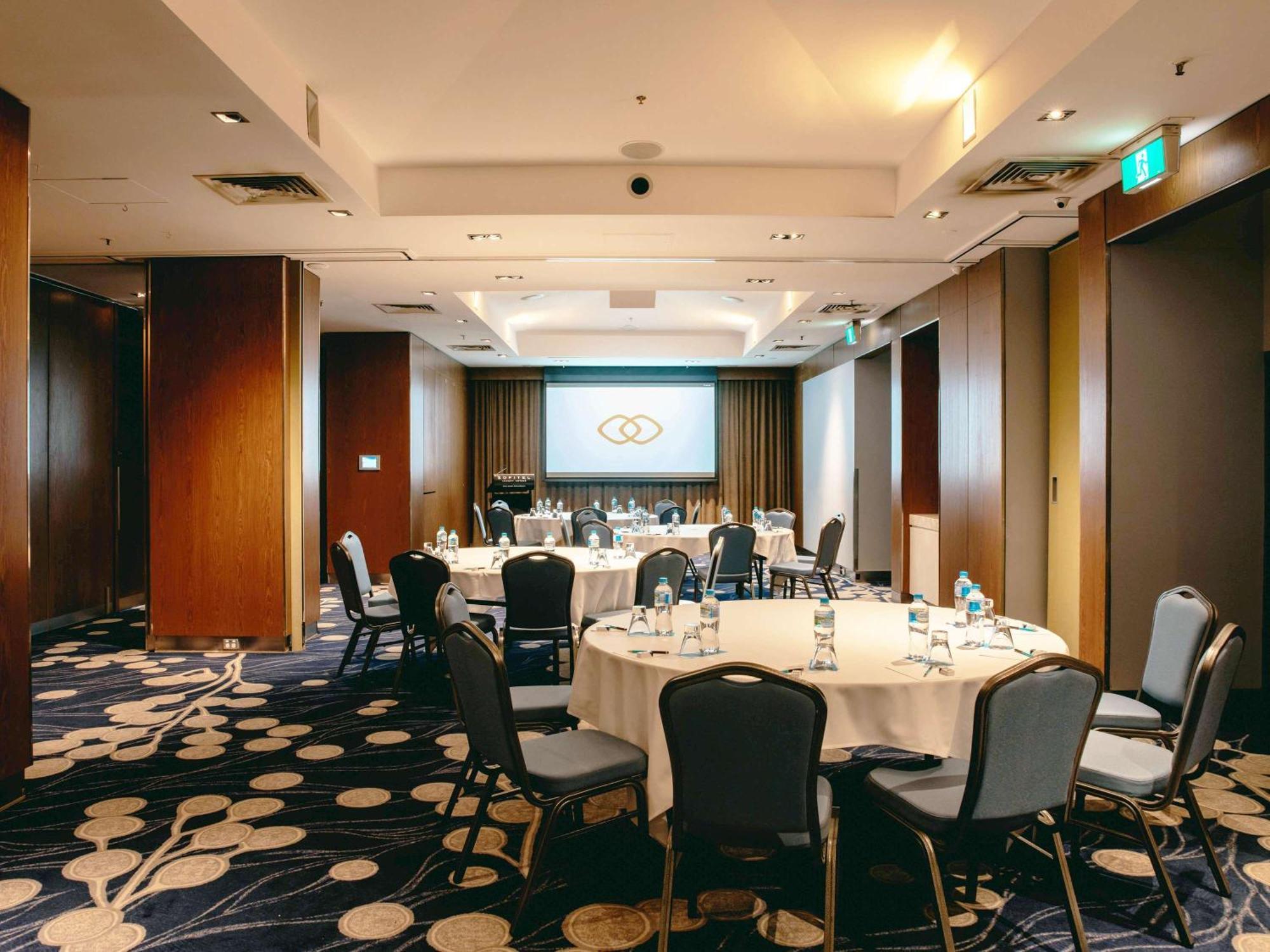 Sofitel Gold Coast Broadbeach Exterior foto Meeting room at the hotel