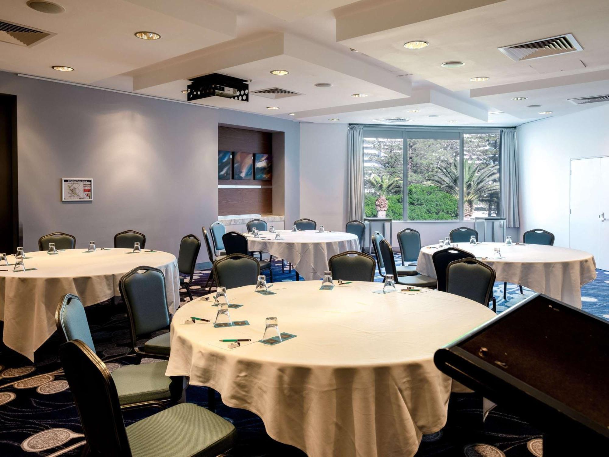 Sofitel Gold Coast Broadbeach Exterior foto The meeting room