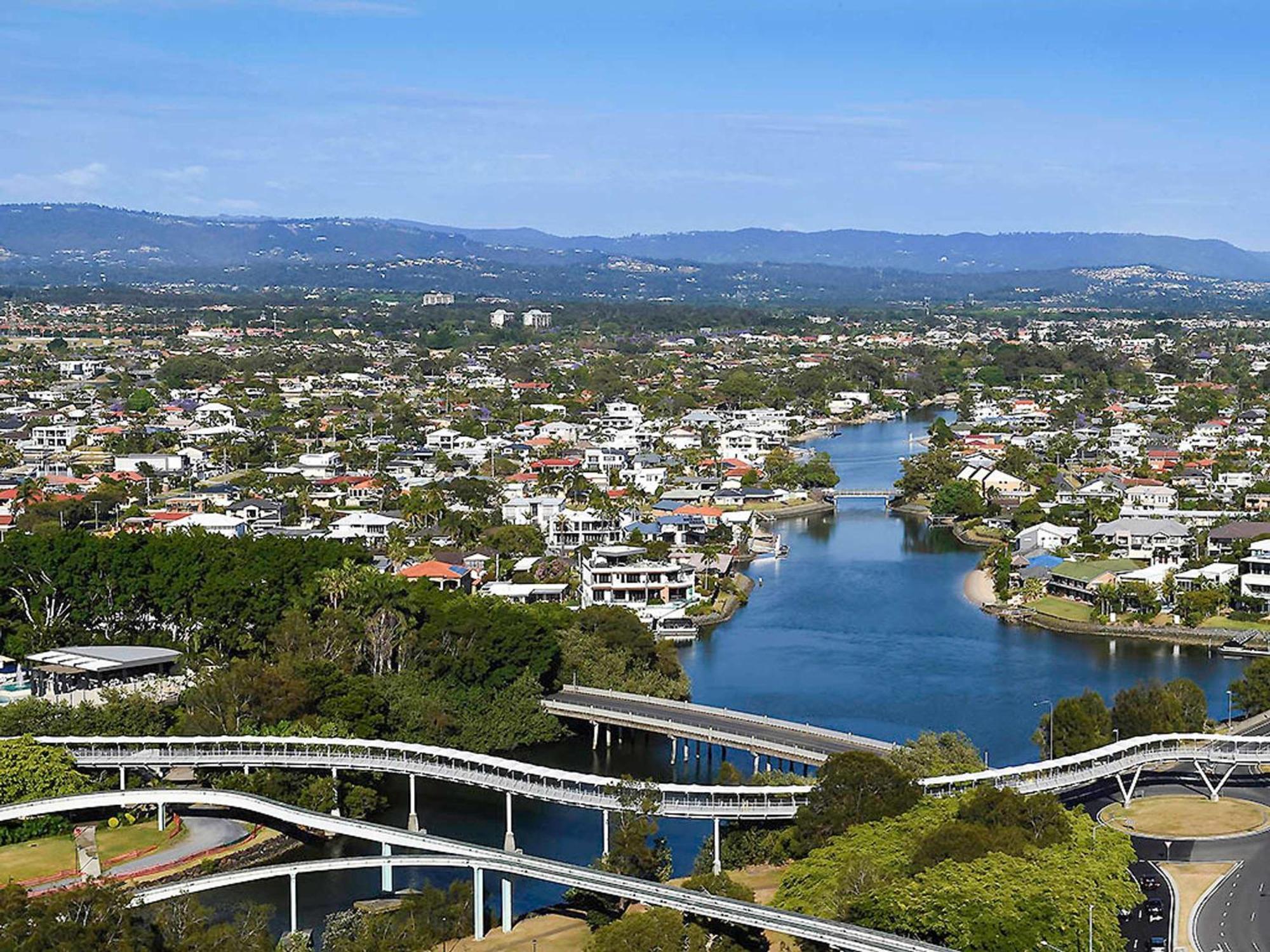 Sofitel Gold Coast Broadbeach Exterior foto Aerial view of Runaway Bay, 2015