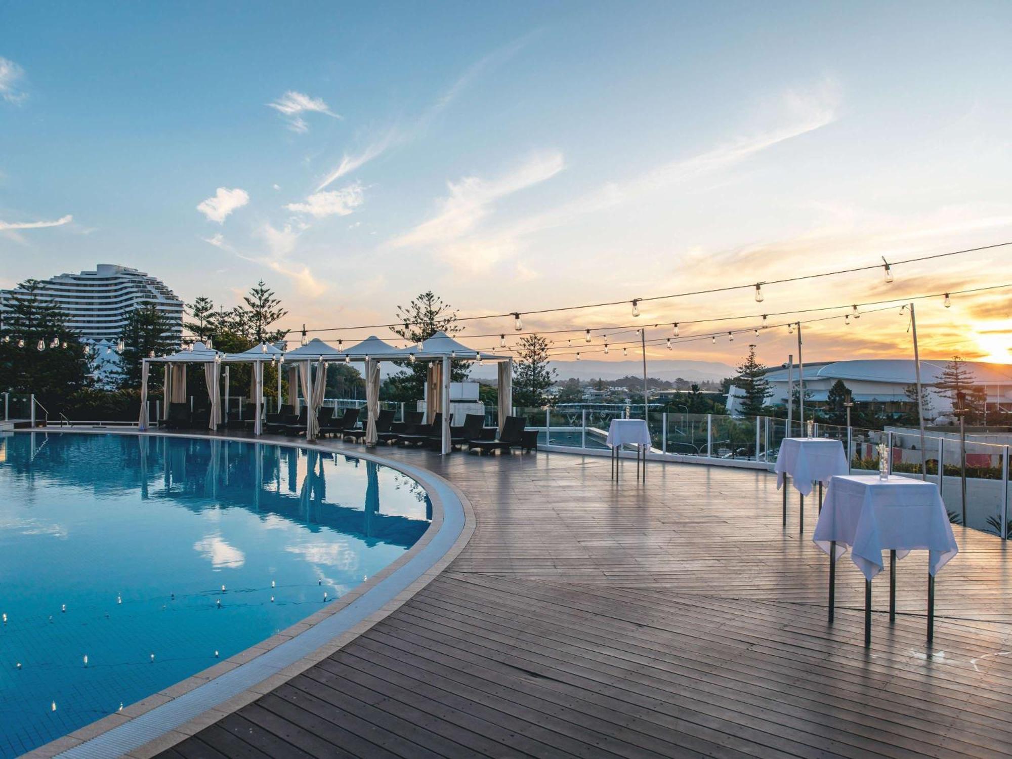 Sofitel Gold Coast Broadbeach Exterior foto The pool at the hotel