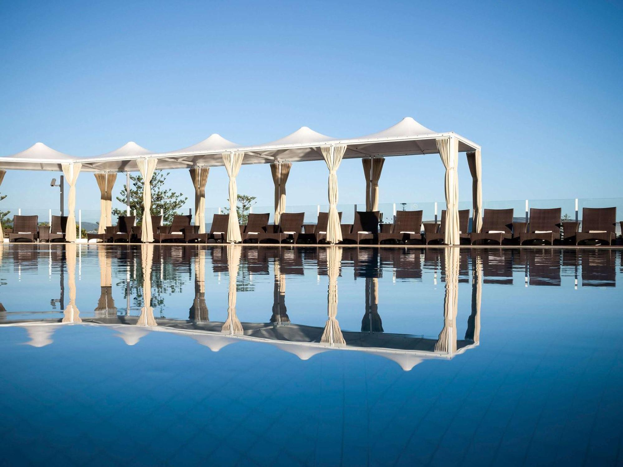 Sofitel Gold Coast Broadbeach Exterior foto The pool at the hotel